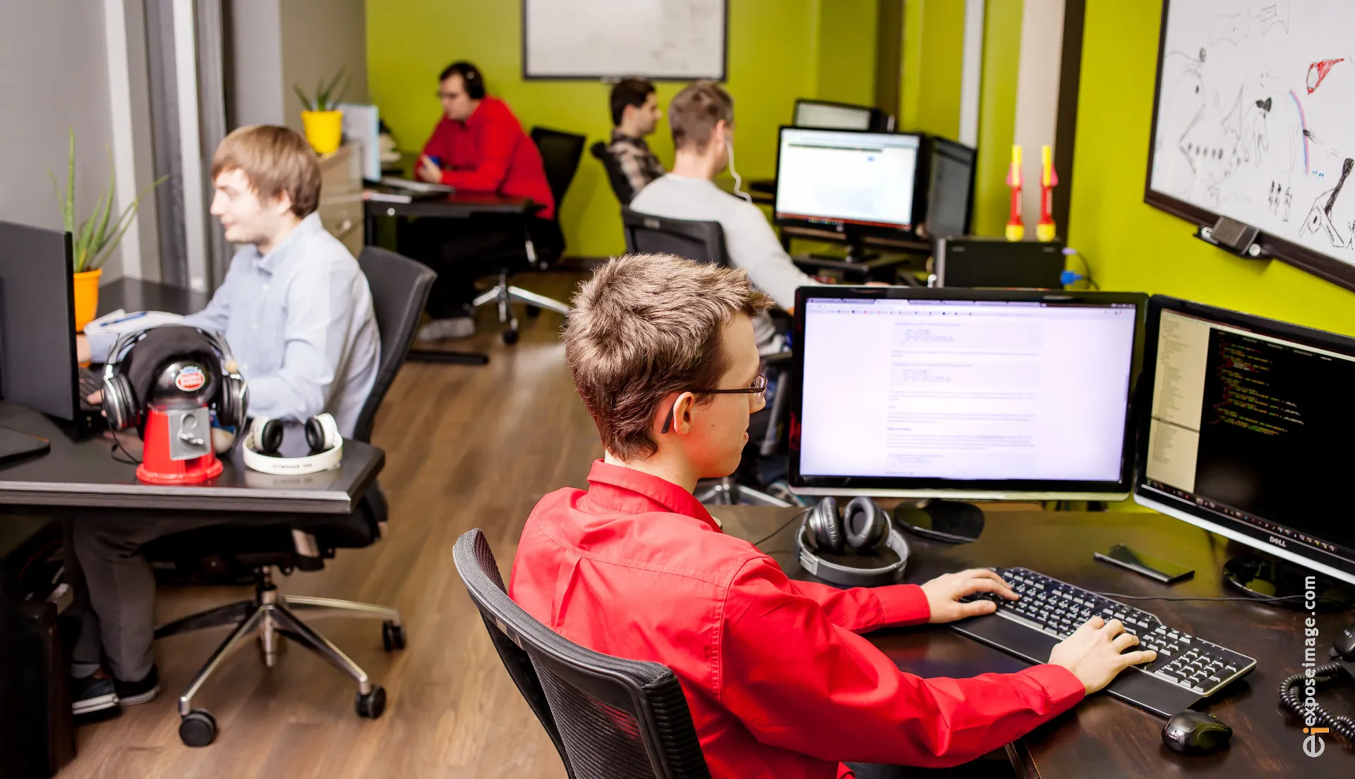 Programmeurs de Loginnove au travail devant leurs écrans dans la salle de développement