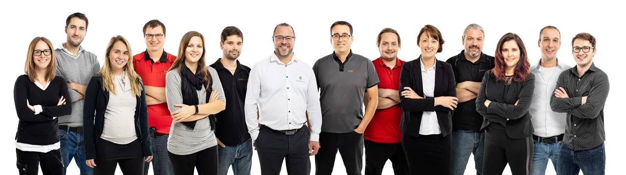 L’équipe de Loginnove réunie pour une photo de groupe sur fond blanc